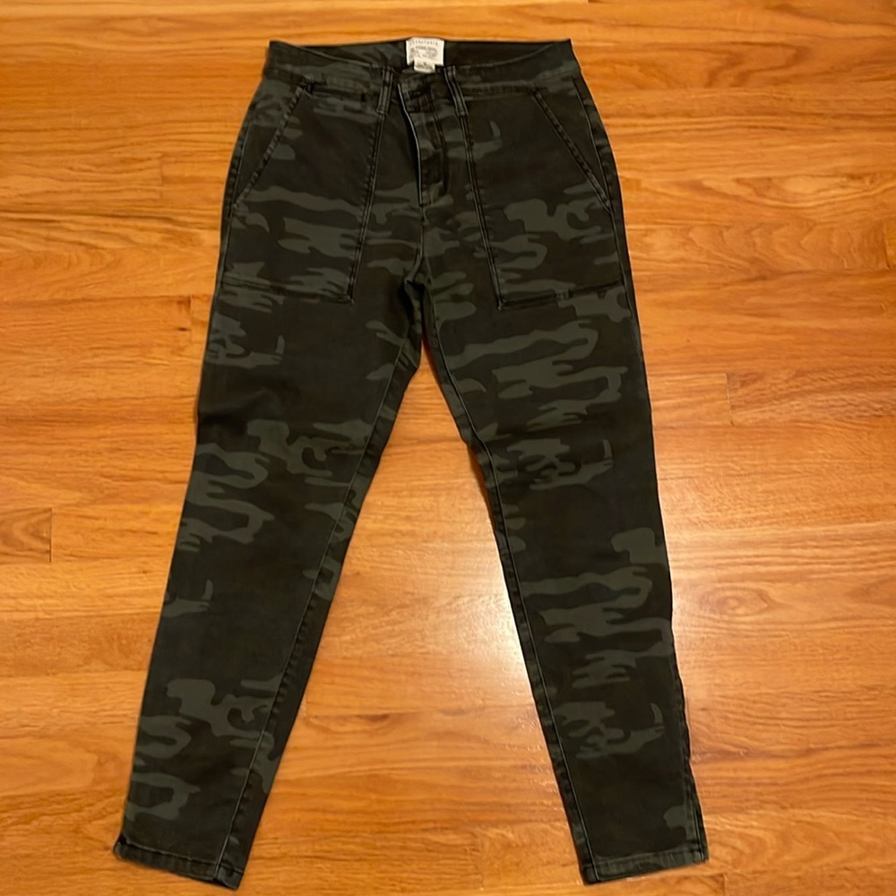 Sanctuary Standard Surplus Camouflage size 28 jeans.
